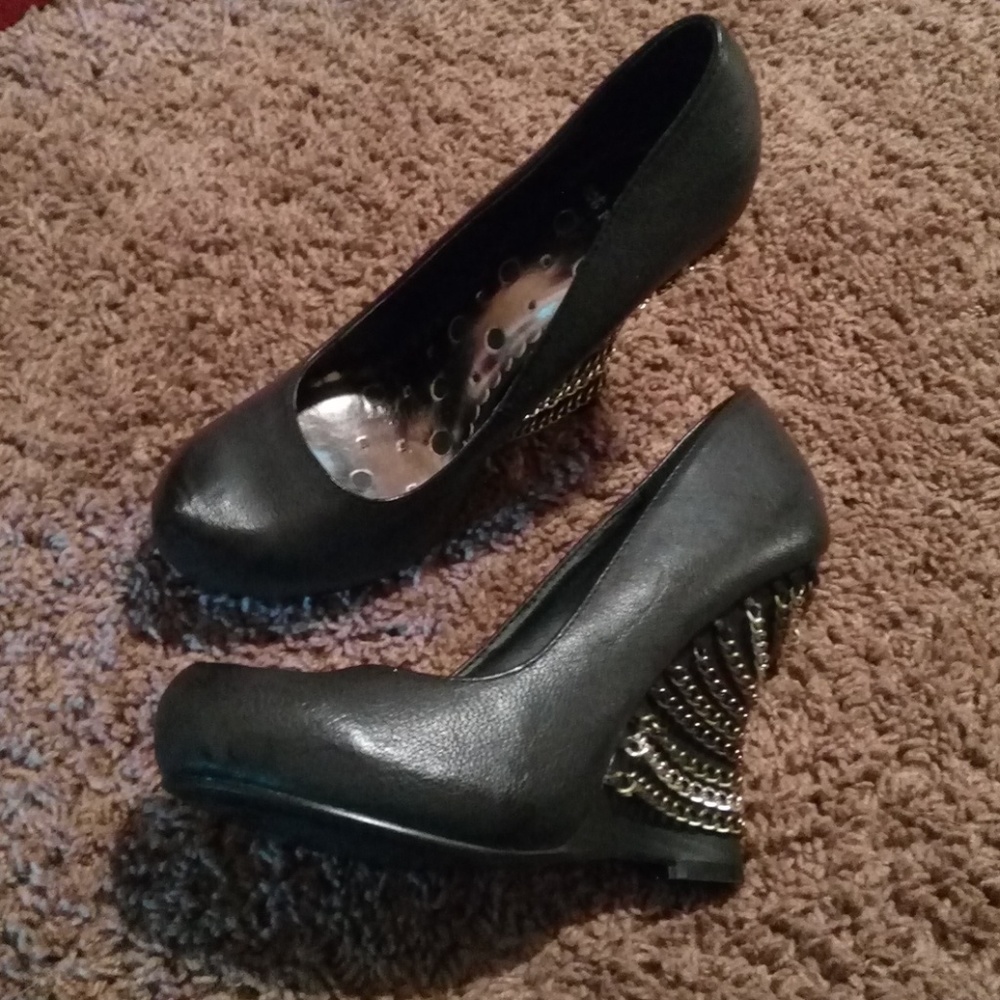 Not Rates Chain Heels